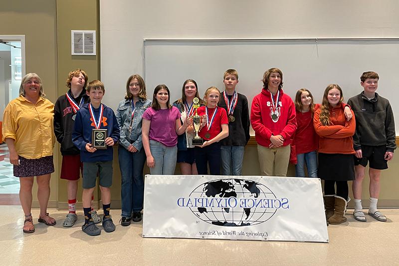 波卡特洛社区特许学校的东爱达荷州科学奥林匹克队在赢得2024年比赛后合影留影.