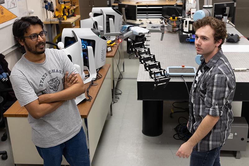 两名学生驾驶无人机，这是他们与ISU机械工程系合作的期末项目的一部分.