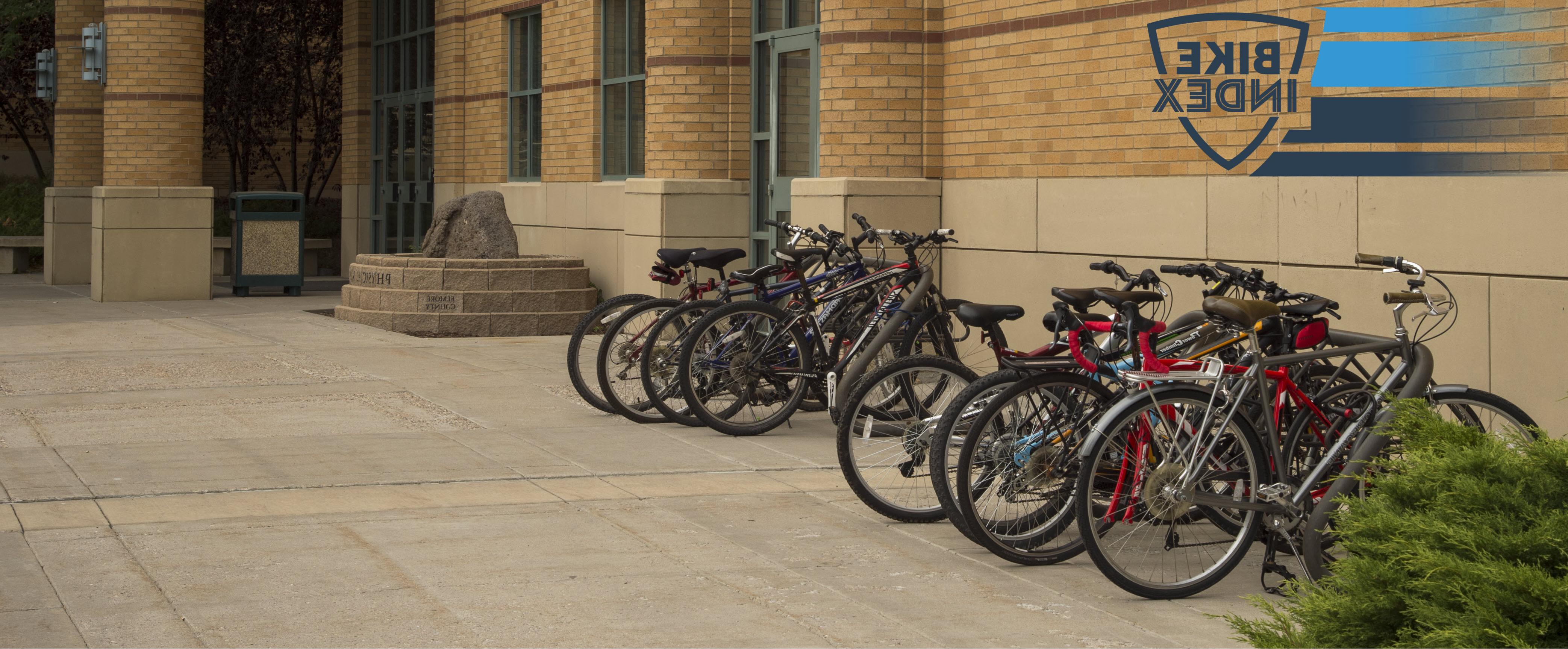 物理科学大楼外有自行车索引标志的自行车
