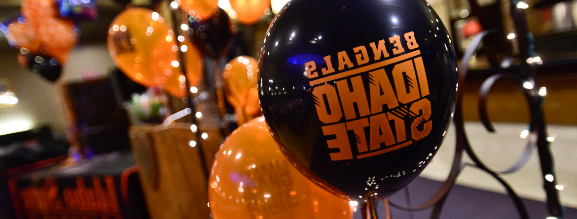 黑色/橙色气球的毕业气球，上面有孟加拉人爱达荷州的字母